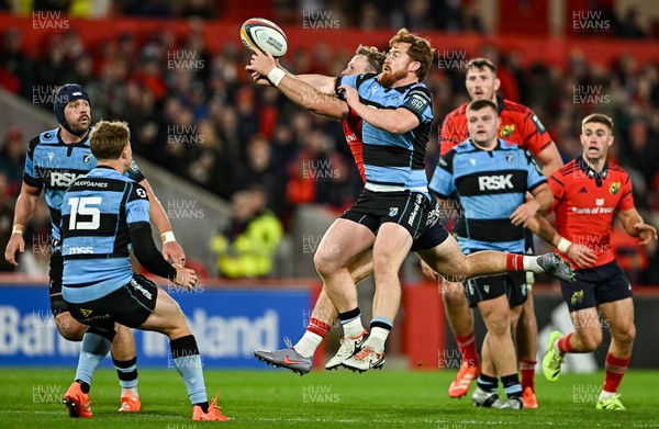 041025 - Munster v Cardiff Rugby, United Rugby Championship - Sean O'Brien of Munster and Rory Jennings of Cardiff Rugby contest a high ball