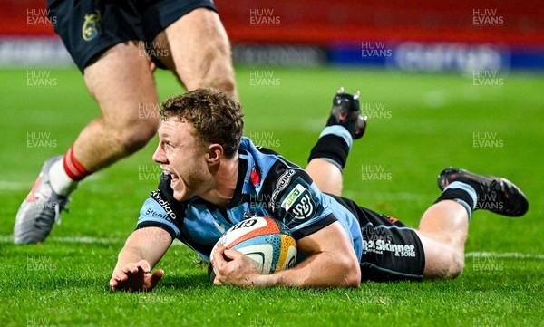 041025 - Munster v Cardiff Rugby, United Rugby Championship - Tom Bowen of Cardiff Rugby scores his side's third try