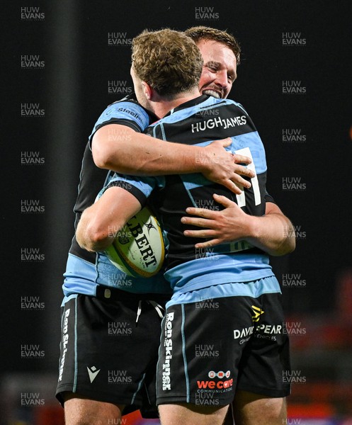 041025 - Munster v Cardiff Rugby, United Rugby Championship - Tom Bowen of Cardiff Rugby, right, is congratulated by team-mate Daf Hughes after scoring his side's third try
