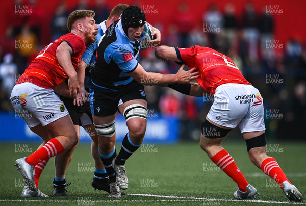 290422 - Munster v Cardiff Rugby - United Rugby Championship - Seb Davies of Cardiff Blues in action against Ben Healy, left, and Peter O'Mahony of Munster