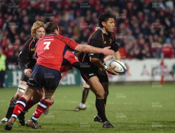 280106  Munster v Gwent Dragons  Sione Tuipolotu is tackled by John O'Connor   