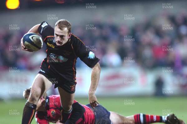 280106  Munster v Gwent Dragons  Richard Fussell runs past Shaun Payne   