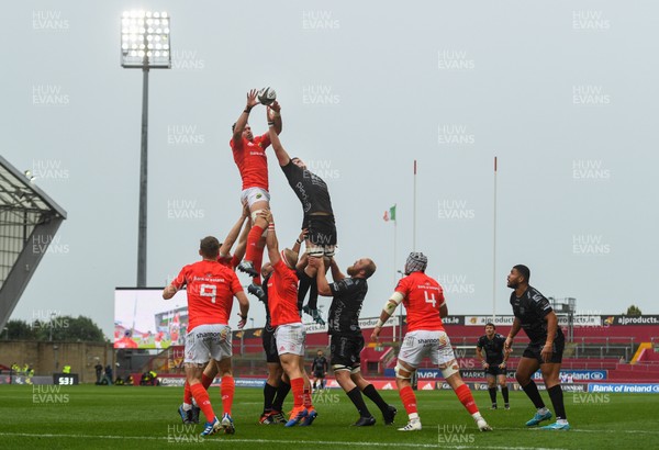 280919 -  Munster and Dragons - Guinness PRO14 -  Billy Holland of Munster wins a line out ahead of Matthew Screech of Dragons