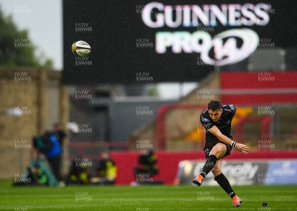 280919 -  Munster and Dragons - Guinness PRO14 -  Sam Davies of Dragons kicks a penalty 
