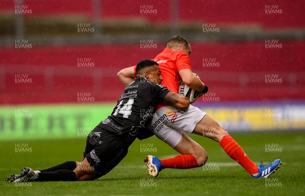 280919 -  Munster and Dragons - Guinness PRO14 -  Nick McCarthy of Munster is tackled by Ashton Hewitt of Dragons