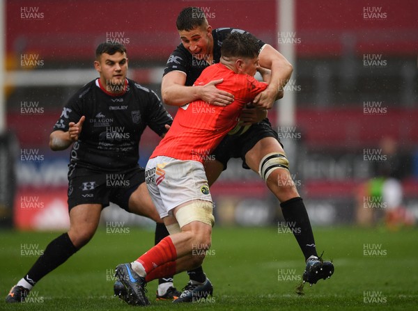 280919 -  Munster and Dragons - Guinness PRO14 -  Jack O'Donoghue of Munster is tackled by Huw Taylor of Dragons