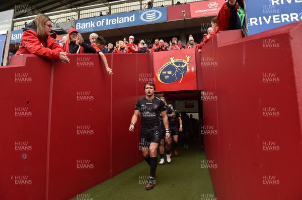 280919 -  Munster and Dragons - Guinness PRO14 -  Dragons captain Rhodri Williams leads out his team 