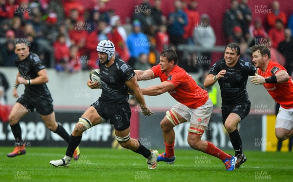 280919 -  Munster and Dragons - Guinness PRO14 -  Ollie Griffiths of Dragons in action against Arno Botha of Munster 