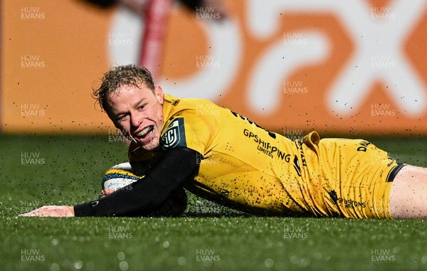 230126 - Munster v Dragons RFC - United Rugby Championship - Dai Richards of Dragons scores his side's second try
