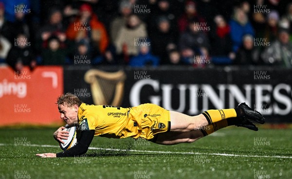 230126 - Munster v Dragons RFC - United Rugby Championship - Dai Richards of Dragons scores his side's second try