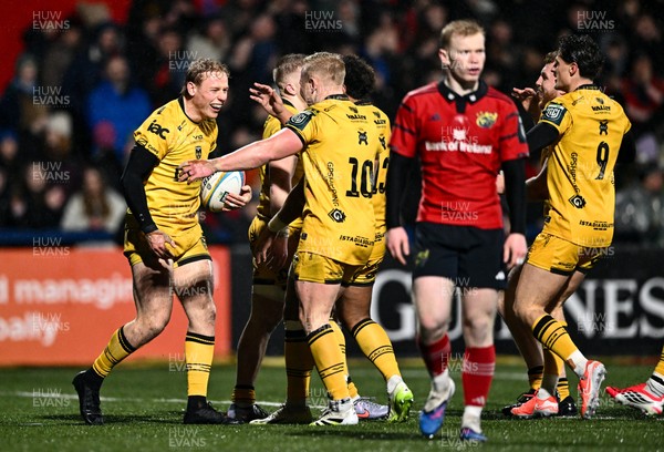 230126 - Munster v Dragons RFC - United Rugby Championship - Dai Richards of Dragons celebrates with teammates, including Tinus de Beer, 10, after scoring their side's second try