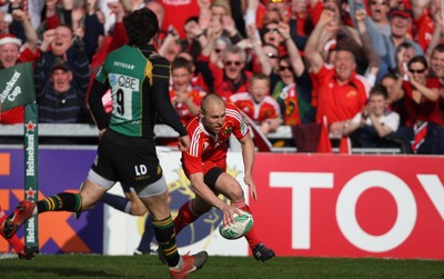 10.04.10 - Munster v Northampton Saints - Heineken Cup Semi-Final -  Keith Earls scores for Munster 