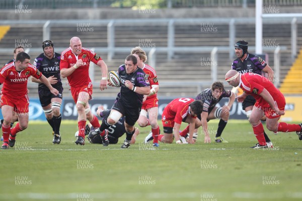 14.05.11 - Musnter v Ospreys... Ospreys Paul James breaks. 