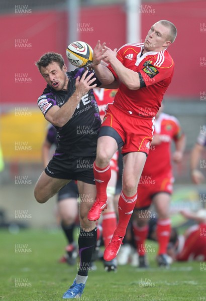 14.05.11 - Musnter v Ospreys... Munster's Keith Earls competes with Tommy Bowe for the ball. 