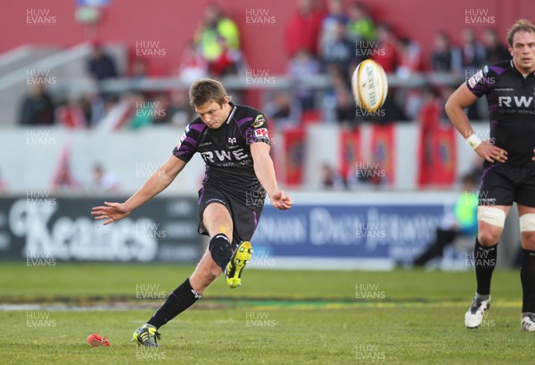 14.05.11 - Musnter v Ospreys... Ospreys Dan Biggar kicks a goal. 