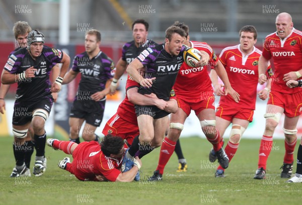 14.05.11 - Musnter v Ospreys... Ospreys' Tommy Bowe is tackled by Munster's David Wallace and  Donnacha Ryan 