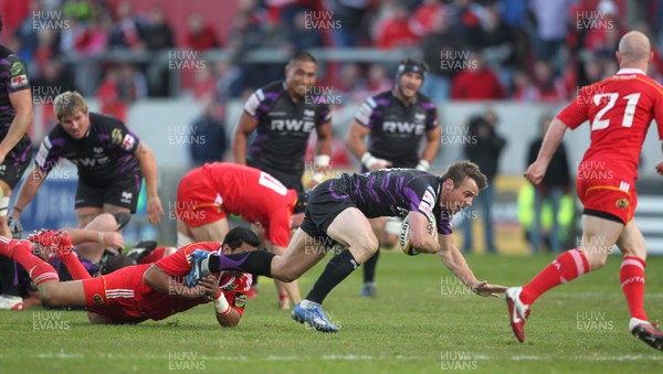 14.05.11 - Musnter v Ospreys... Ospreys' Tommy Bowe is stopped by Munster's Lifeimi Mafi. 