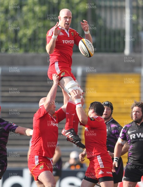 14.05.11 - Musnter v Ospreys... Munster's Paul O'Connell takes lineout ball. 