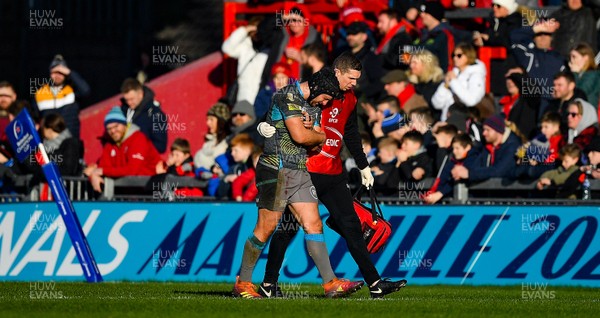 190120 - Munster v Ospreys - Heineken Champions Cup -  Dan Evans of Ospreys leaves the pitch with an injury