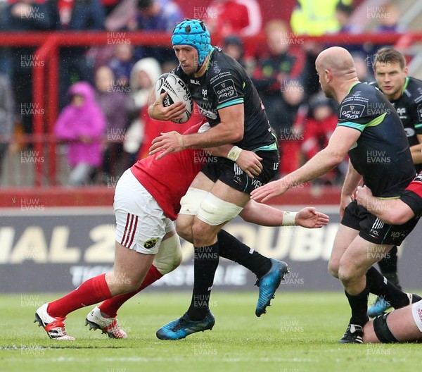 200517 - Munster v Ospreys - Guinness PRO12 Semi Final - Justin Tipuric of Ospreys is tackled by Dave Kilcoyne of Munster