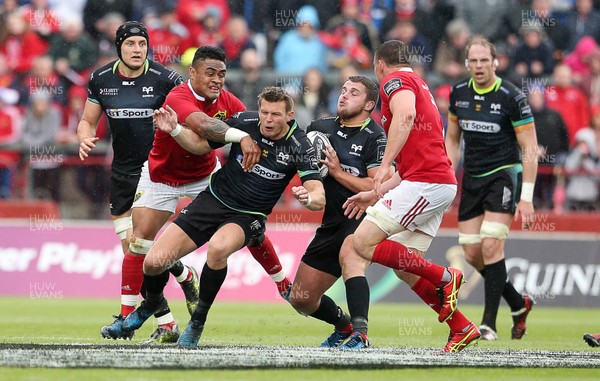 200517 - Munster v Ospreys - Guinness PRO12 Semi Final - Dan Biggar of Ospreys is tackled by Francis Saili of Munster off the ball