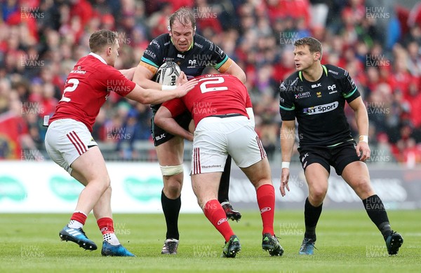 200517 - Munster v Ospreys - Guinness PRO12 Semi Final - Alun Wyn Jones of Ospreys is tackled by Niall Scannell of Munster