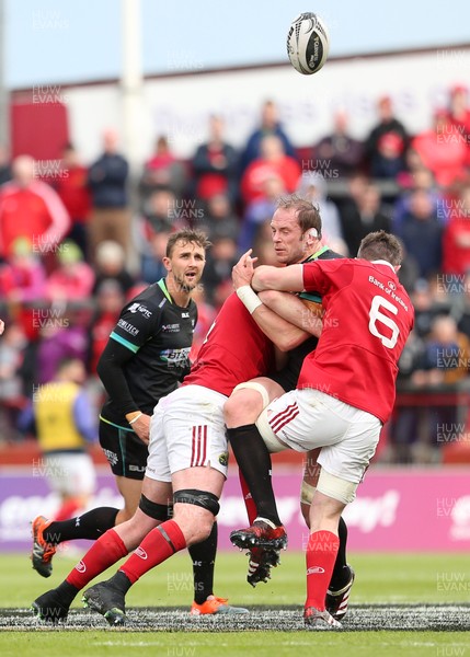 200517 - Munster v Ospreys - Guinness PRO12 Semi Final - Alun Wyn Jones of Ospreys is tackled by Donnacha Ryan and Peter O'Mahony of Munster