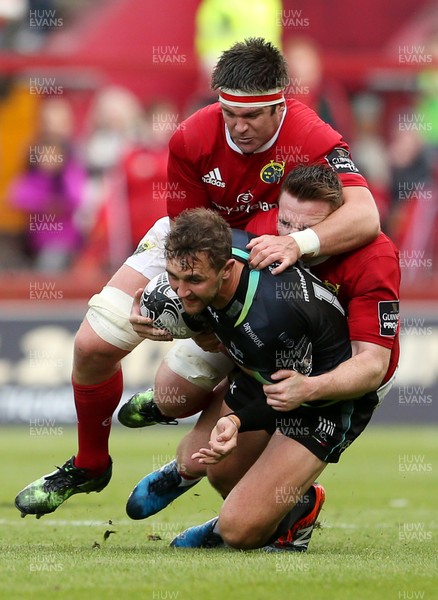 200517 - Munster v Ospreys - Guinness PRO12 Semi Final - Ashley Beck of Ospreys is tackled by Billy Holland and Andrew Conway of Munster