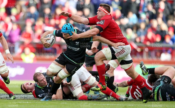 200517 - Munster v Ospreys - Guinness PRO12 Semi Final - Justin Tipuric of Ospreys is tackled by CJ Stander of Munster