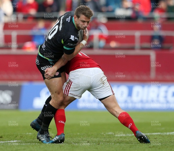 200517 - Munster v Ospreys - Guinness PRO12 Semi Final - Dan Biggar of Ospreys is tackled by Tyler Bleyendaal of Munster