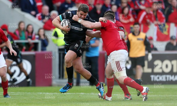 200517 - Munster v Ospreys - Guinness PRO12 Semi Final - Nicky Smith of Ospreys is tackled by Dave Kilcoyne of Munster