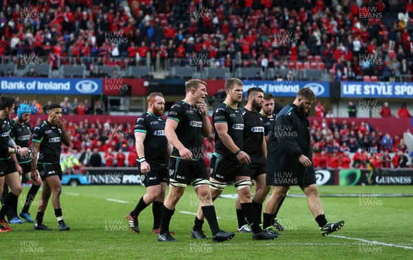 200517 - Munster v Ospreys - Guinness PRO12 Semi Final - Dejected Ospreys leave the field at full time