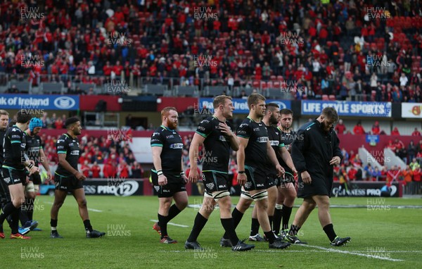 200517 - Munster v Ospreys - Guinness PRO12 Semi Final - Dejected Ospreys leave the field at full time