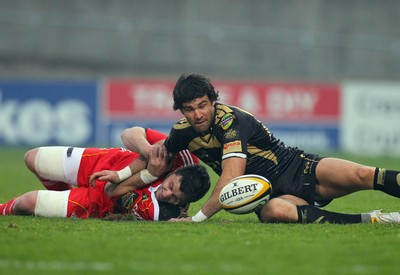 24.04.10  Munster v Ospreys... Munster's James Coughlan and Mike Phillips of Ospreys contest the ball. 