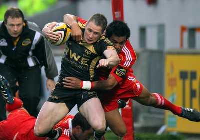 24.04.10  Munster v Ospreys... Ospreys' Shane Williams tackled by Lifeimi Mafi of Munster. 