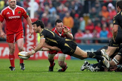 Magners League 24/4/2010 Munster vs Ospreys Osprey's Mike Phillips pass under pressure from James Coughlan of Munster Mandatory Credit 