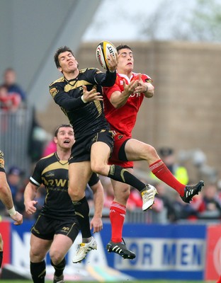 24.04.10  Munster v Ospreys... Ospreys' James Hook and Tom Gleeson of Munster contest the ball. 