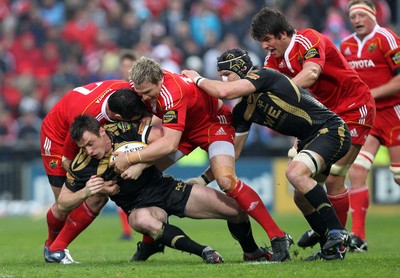 Magners League 24/4/2010 Munster vs Ospreys Munster's David Wallace and Jean De Villiers tackle Tommy Bowe of the Ospreys Mandatory Credit 