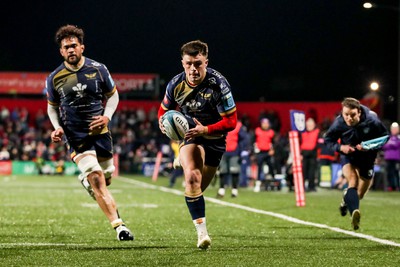 030323 - Munster v Scarlets - United Rugby Championship - Joe Roberts of Scarlets scores try