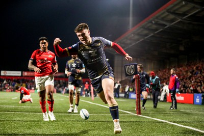 030323 - Munster v Scarlets - United Rugby Championship - Joe Roberts of Scarlets scores try