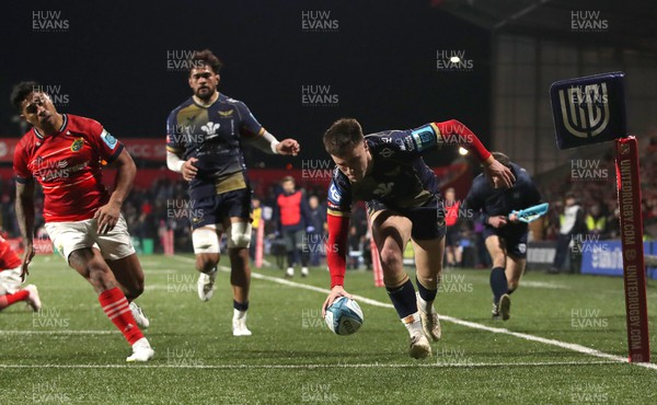 030323 - Munster v Scarlets - United Rugby Championship - Joe Roberts of Scarlets scores his side's first try