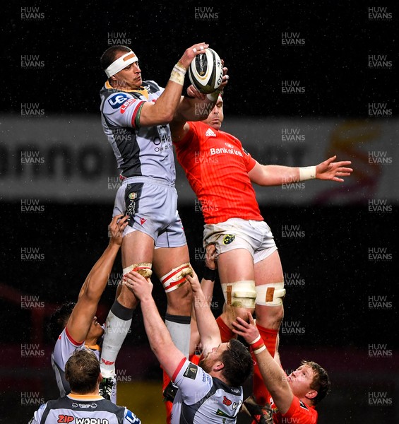 120321 - Munster v Scarlets - Guinness PRO14 - Aaron Shingler of Scarlets wins possession in the line out against Billy Holland of Munster