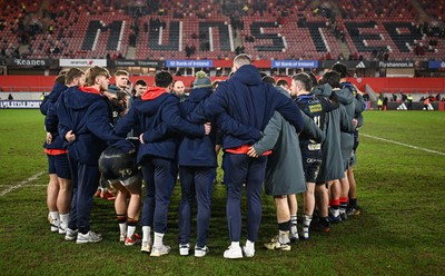 150225 - Munster v Scarlets - United Rugby Championship - Scarlets players after their side's defeat