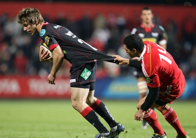 21.11.10 - Munster v Scarlets, Magners League Munster's Doug Howlett tackles Scott Williams of Scarlets 