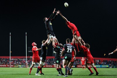 21.11.10 - Munster v Scarlets, Magners League General view of a contested lineount between Munster and Scarlets 