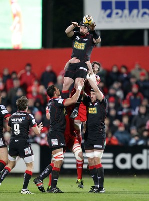 21.11.10 - Munster v Scarlets, Magners League Scarlets' Jonathan Edwards wins a lineout ball 