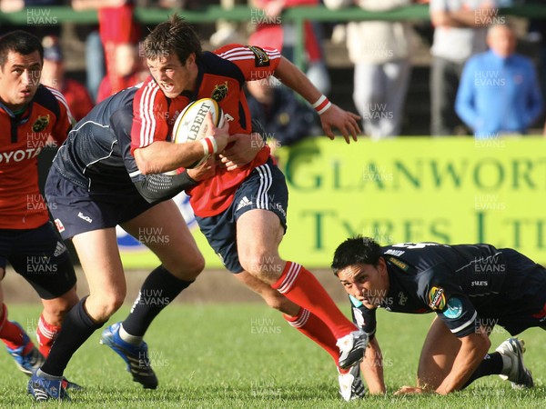 Magners League, Musgrave Park 22/9/2007 Munster vs Llanelli Scarlets Munster's Ian Dowling gets past Regan King 