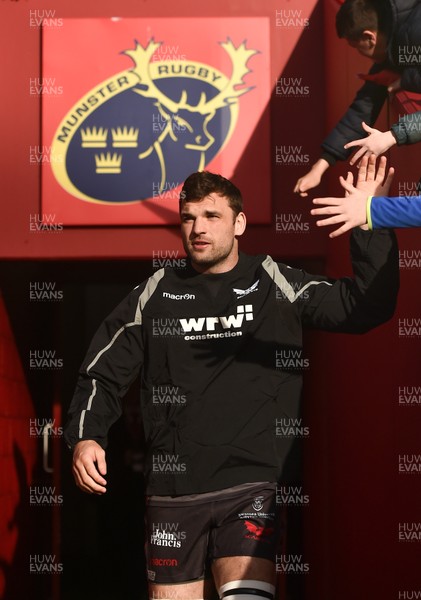 240318 - Munster v Scarlets - Guinness PRO14 -  Tadhg Beirne of Scarlets makes his way to the pitch