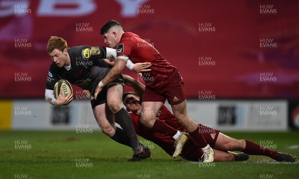 240318 - Munster v Scarlets - Guinness PRO14 -  Rhys Patchell of Scarlets is tackled by Calvin Nash and Ian Keatley of Munster
