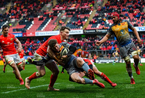 290220 - Munster v Scarlets - Guinness PRO14 -  Angus O'Brien of Scarlets is tackled by Chris Cloete, left, and Craig Casey of Munster 